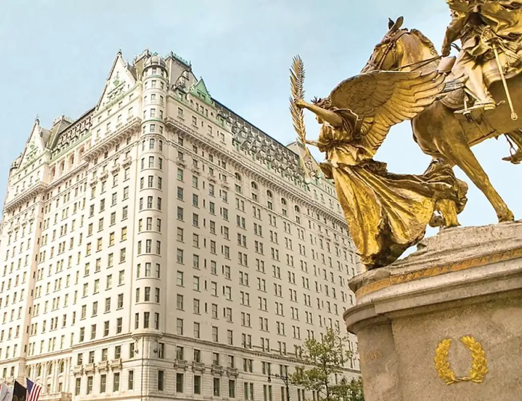 Hotel Plaza visto do Central Park com escultura dourada em Nova York