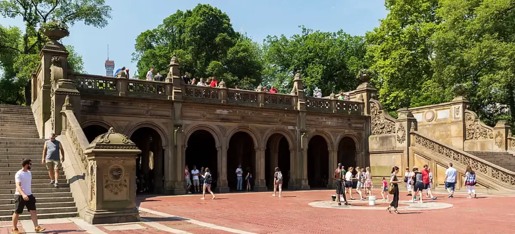 Bethesda Terrace no Central Park com turistas em um dia ensolarado em Nova York