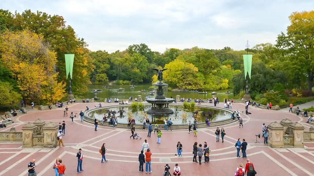 Bethesda Fountain no Central Park com lago e árvores de outono em Nova York