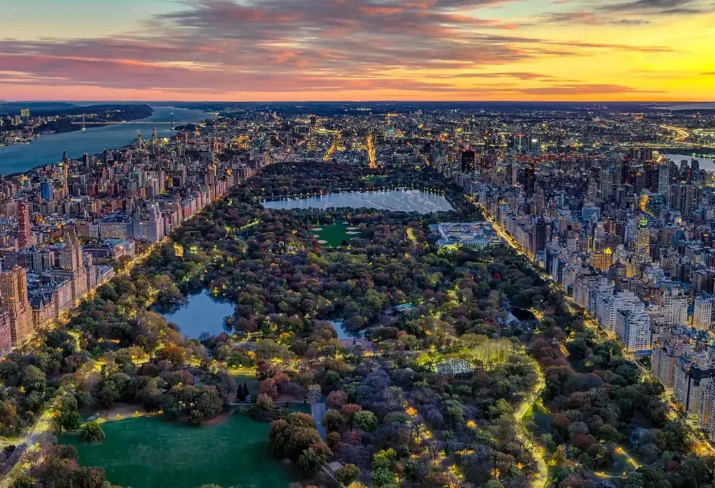 O que fzer o central park 1 dia roteiro - Vista aérea do Central Park ao entardecer com Manhattan iluminada em Nova York