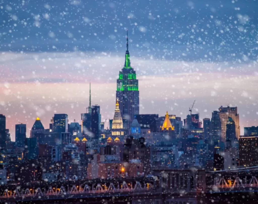 Clima e temperatura em Nova York no inverno com neve, Empire State Building ao fundo, céu nublado e frio intenso