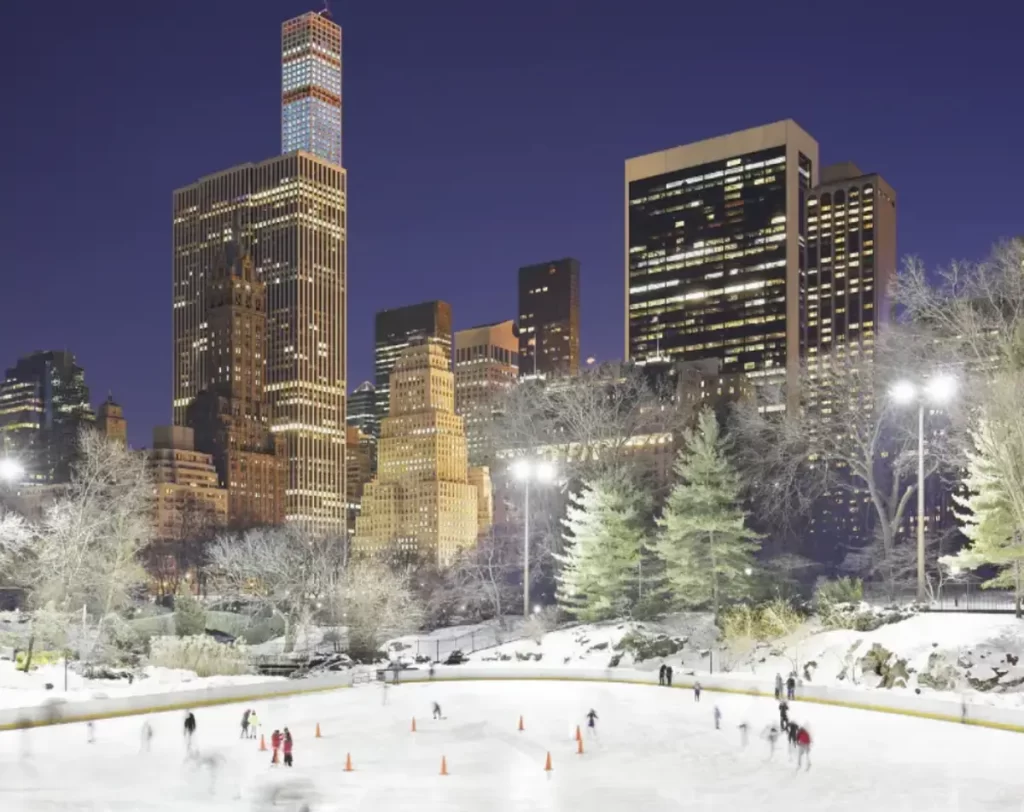 Clima e temperatura em Nova York no inverno no Central Park, pista de patinação no gelo, prédios iluminados e clima frio