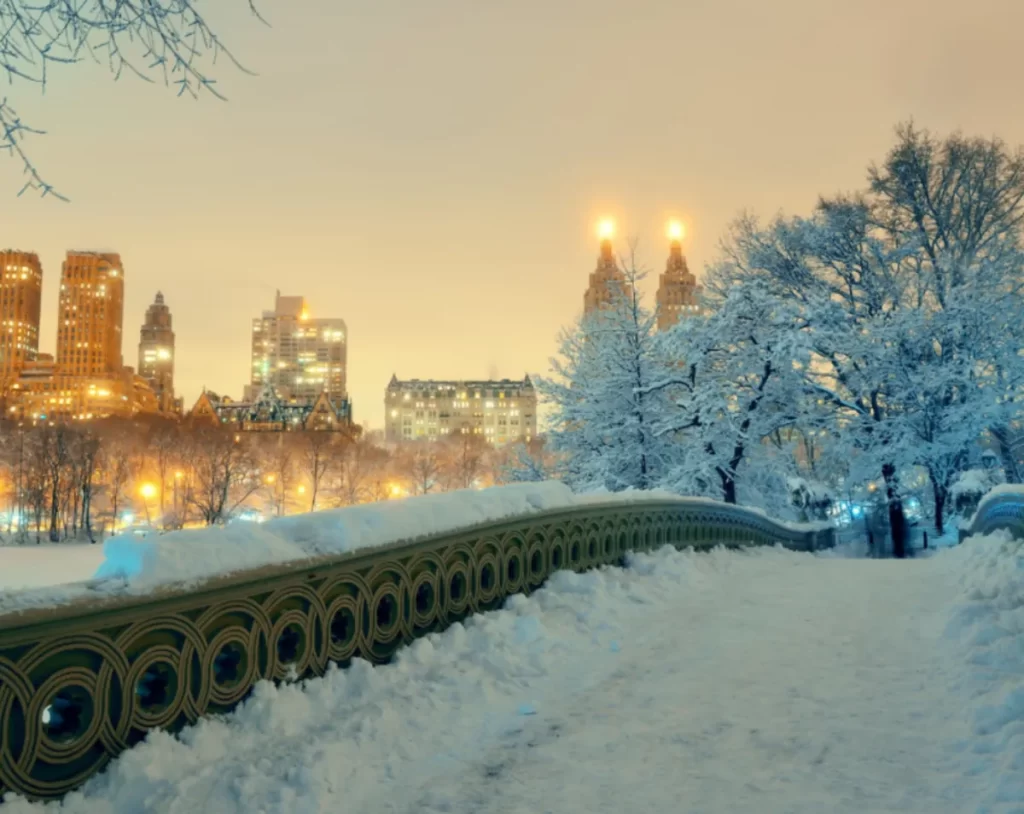Clima e temperatura em Nova York no Central Park com Ponte Bow coberta de neve, árvores congeladas e atmosfera de inverno