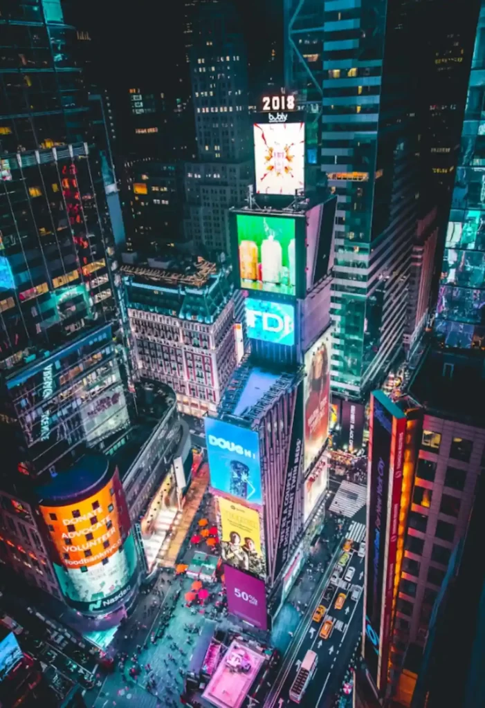 Clima e temperatura em Nova York à noite em Times Square, painéis de LED iluminados, ruas movimentadas e tempo urbano noturno