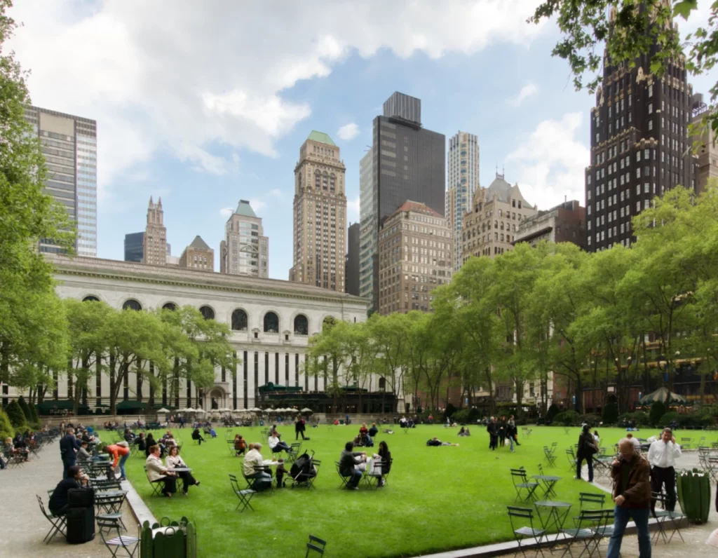Bryant Park com prédios ao redor, área verde no coração de Manhattan