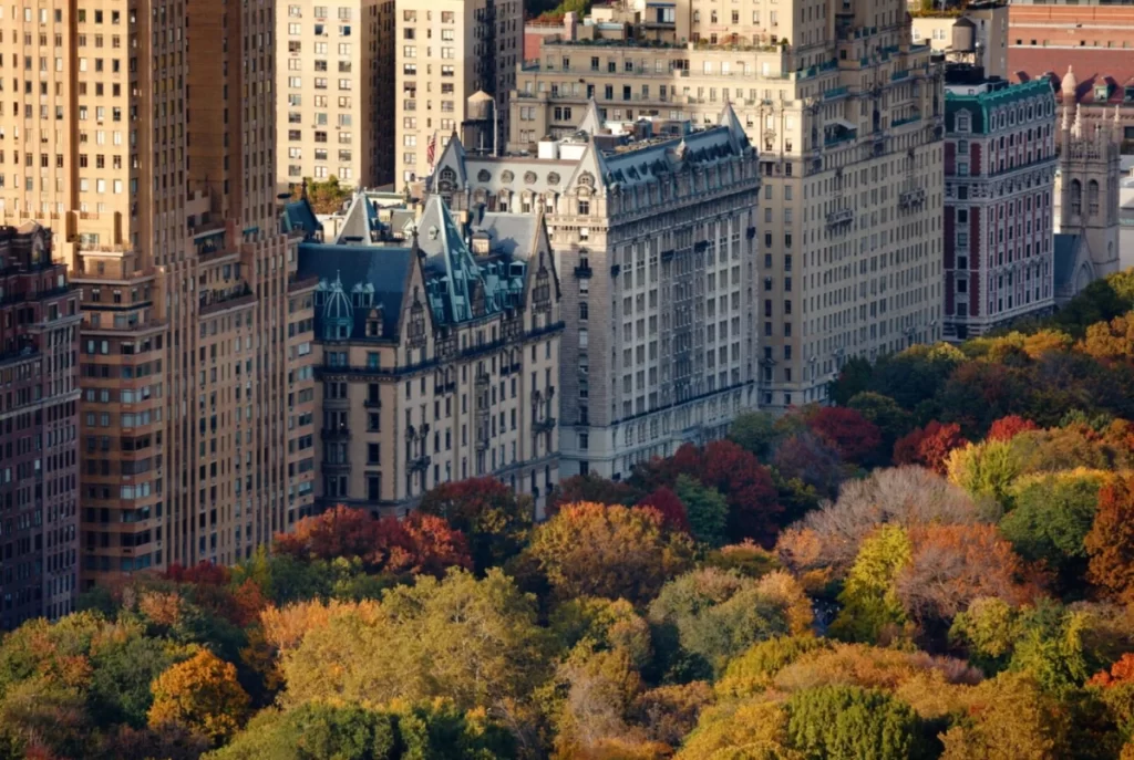Central Park no outono com árvores coloridas e prédios históricos ao fundo