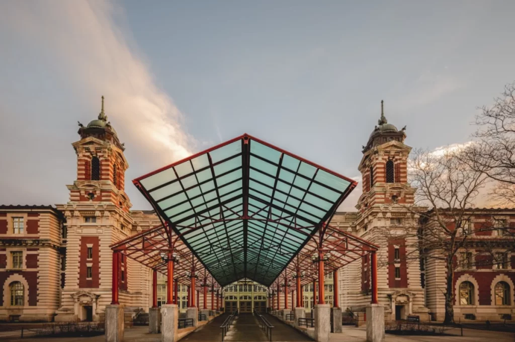 Ellis Island com edifício histórico, importante ponto turístico de Nova York