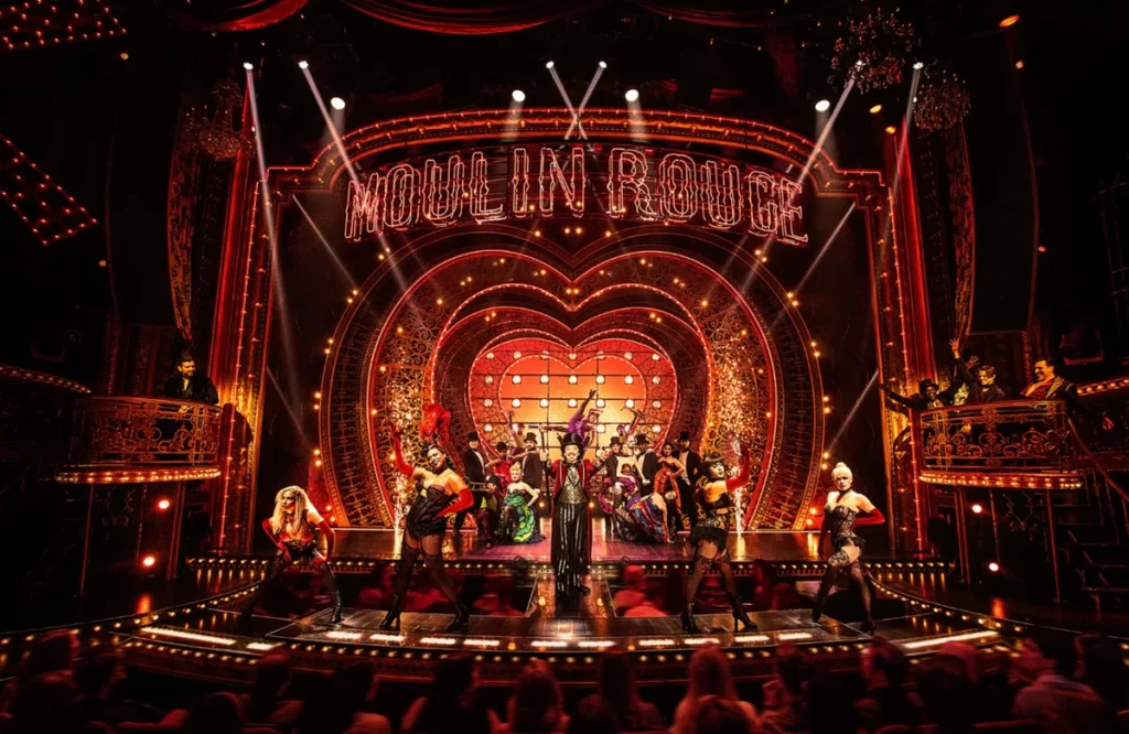 Espetáculo Moulin Rouge na Broadway, um dos musicais mais famosos de Nova York