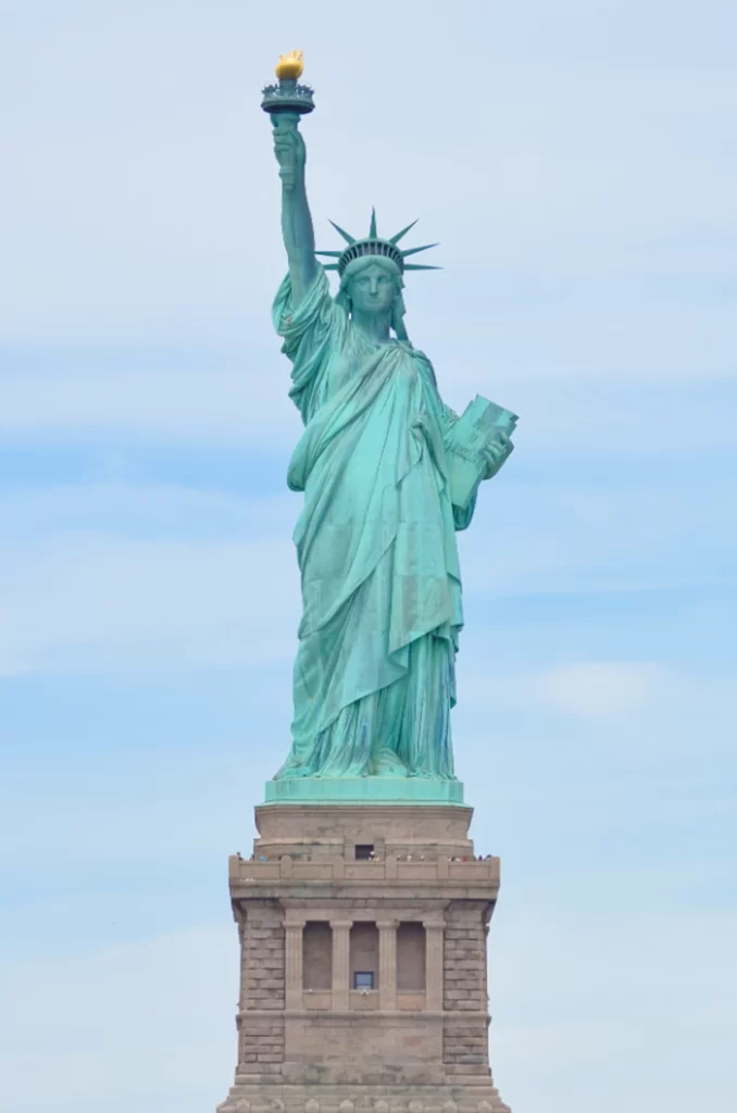 Estátua da Liberdade vista de baixo, um dos principais pontos turísticos de Nova York