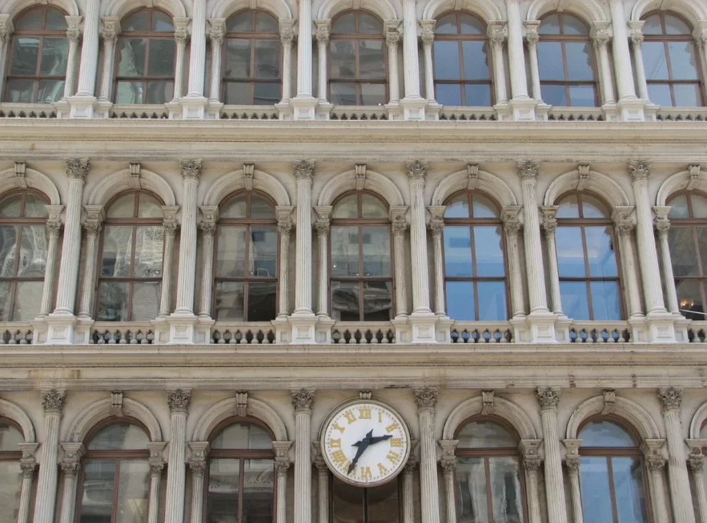 Fachada histórica com relógio em prédio clássico de Nova York