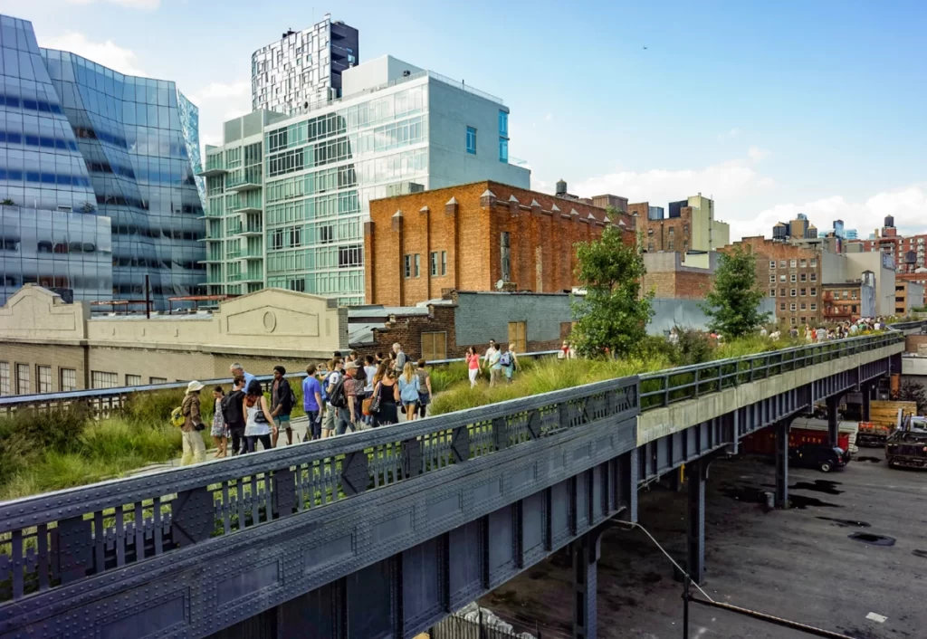 High Line, parque elevado em Nova York com vista urbana e áreas verdes