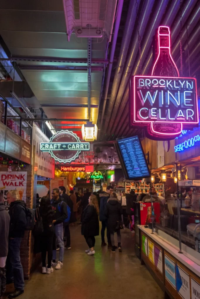 Mercado gastronômico em Brooklyn com opções de comida local e internacional