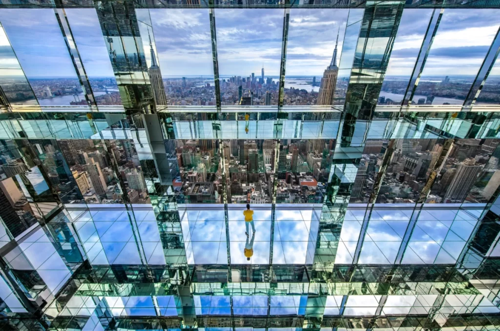 Mirante com chão de vidro em Nova York, vista radical da cidade do alto