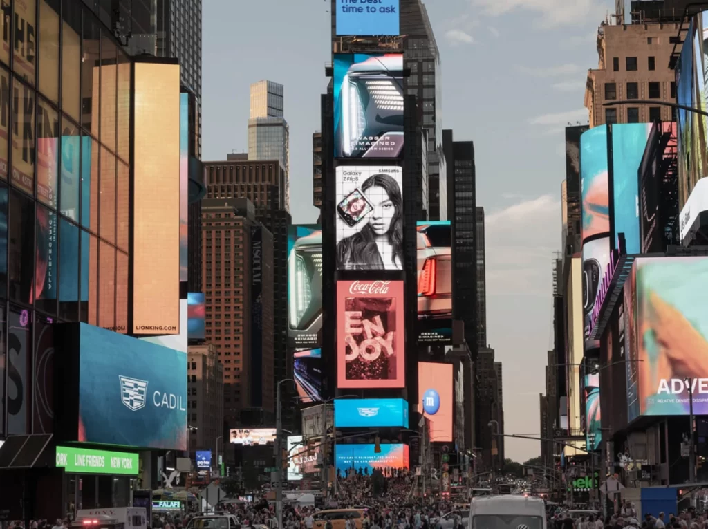 Painéis digitais modernos em Times Square, uma das atrações mais famosas de Nova York