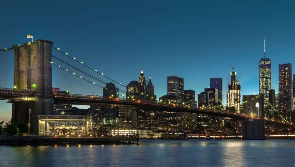 Ponte do Brooklyn à noite com skyline iluminado de Manhattan