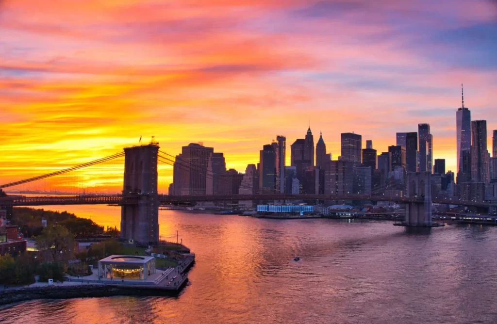 Ponte do Brooklyn ao pôr do sol com vista panorâmica de Manhattan