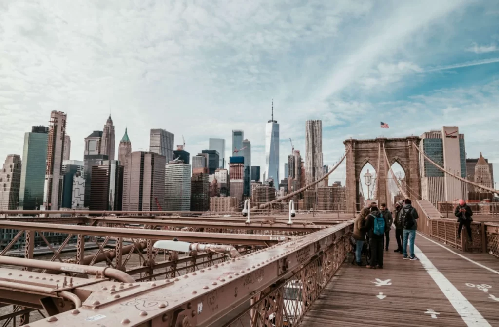 Ponte do Brooklyn com skyline de Manhattan, uma das atrações mais famosas de Nova York