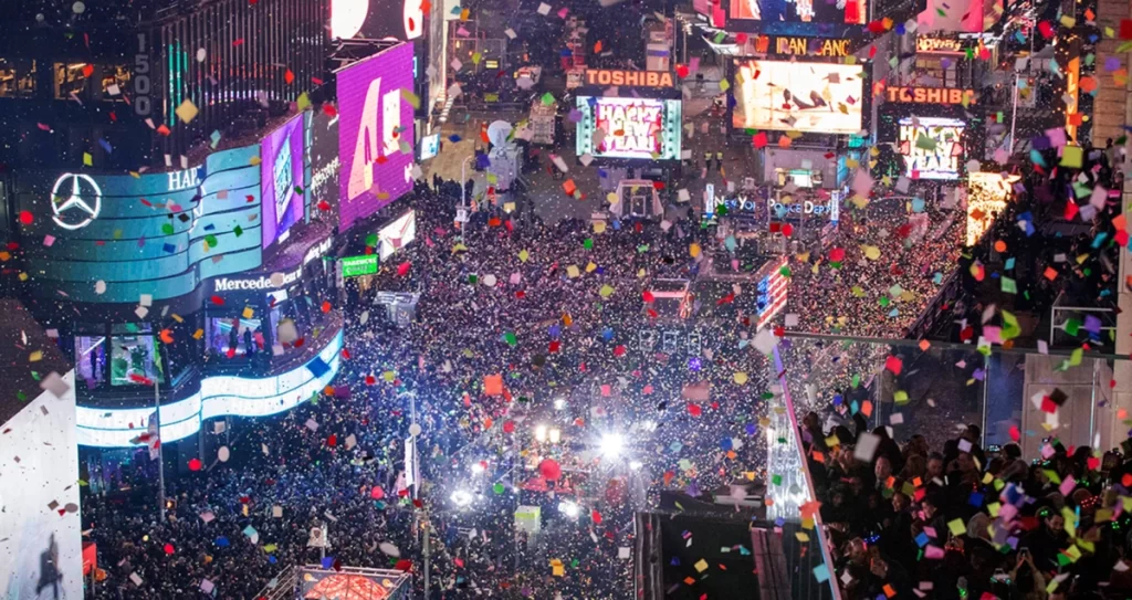 Réveillon em Times Square com confetes e multidão celebrando o Ano Novo em Nova York