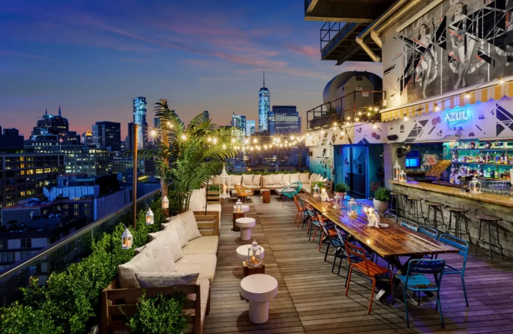 Rooftop bar com vista noturna de Manhattan, ideal para curtir a noite em Nova York