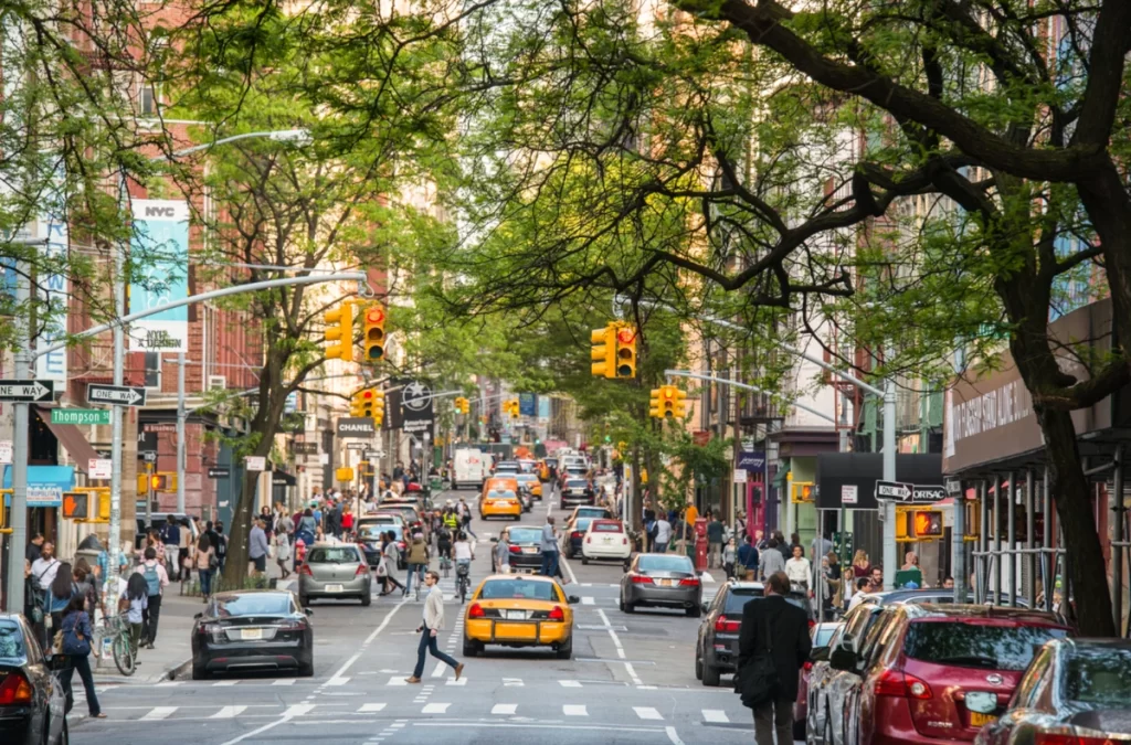 Rua arborizada em SoHo, bairro charmoso e cultural de Nova York