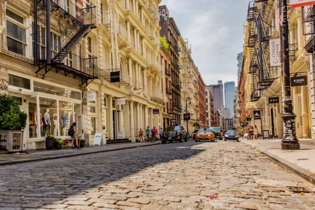 Rua com prédios históricos em SoHo, bairro charmoso e artístico de Nova York
