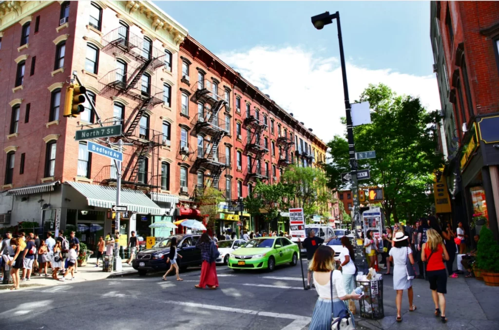 Rua residencial em Williamsburg, Brooklyn, bairro moderno e cultural de Nova York