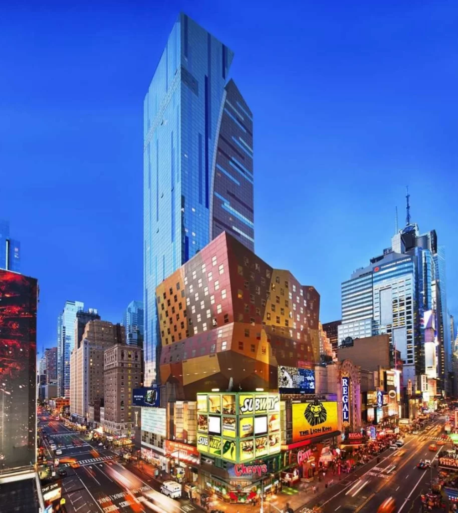 Times Square à noite com painéis luminosos e movimento intenso em Nova York