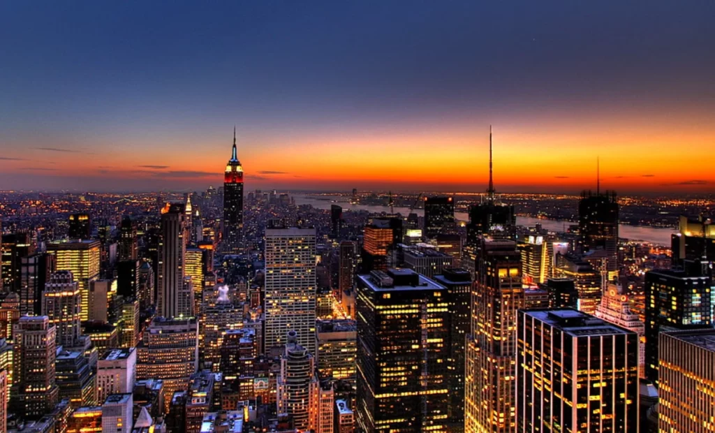 Vista aérea de Manhattan ao pôr do sol, mostrando a paisagem urbana de Nova York