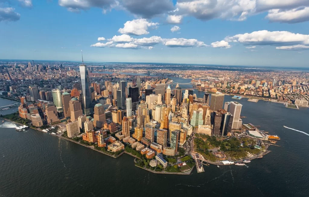 Vista aérea do sul de Manhattan com arranha-céus e rios ao redor