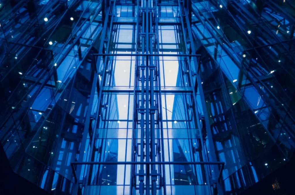 Design arquitetônico dos elevadores internos do One World Trade Center.