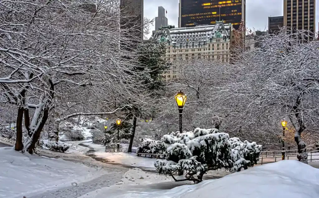 Central Park em Nova York coberto de neve com árvores nevadas e prédios de Manhattan ao fundo, paisagem de inverno em Nova York, turismo no Central Park