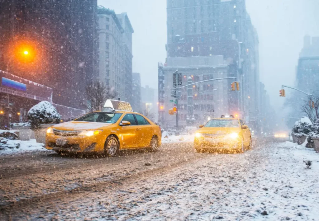 Táxis amarelos em Nova York durante tempestade de neve em Manhattan, rua coberta de neve, inverno em Nova York, transporte urbano em NYC no inverno