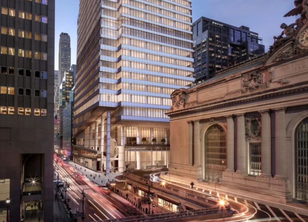 Exterior do Summit One New York ao lado do Grand Central Terminal em Manhattan.