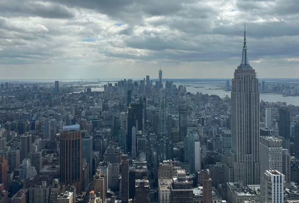 Vista do Empire State Building e skyline de Manhattan vista do Summit One New York.