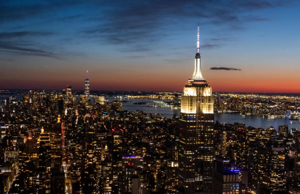 Vista noturna do Empire State Building e skyline de Nova York do Summit One New York.