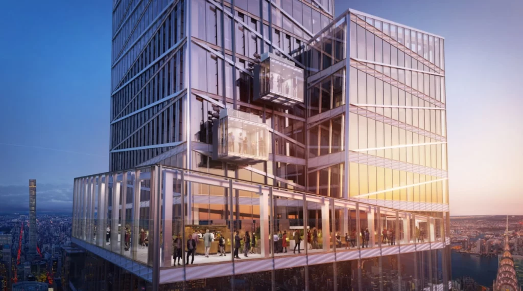 Elevadores panorâmicos de vidro do Summit One New York com vista para o pôr do sol em Manhattan.