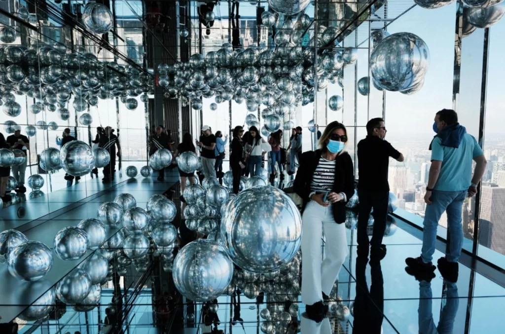 Instalação artística com esferas flutuantes espelhadas no Summit One New York em Nova York.