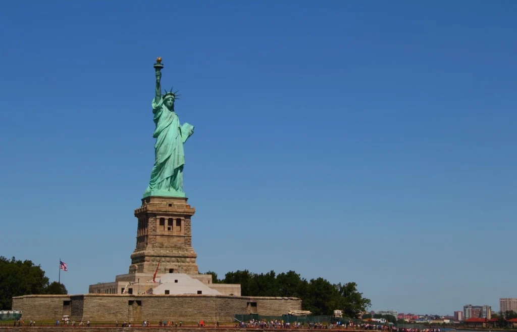 A Estátua da Liberdade é um dos monumentos mais visitados de Nova York e pode ser acessada por ferry que sai do Battery Park, em Manhattan.