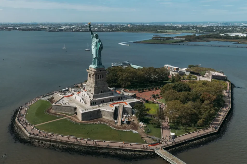 A Liberty Island fica localizada no porto de Nova York e abriga a famosa Estátua da Liberdade, uma das atrações mais visitadas da cidade.