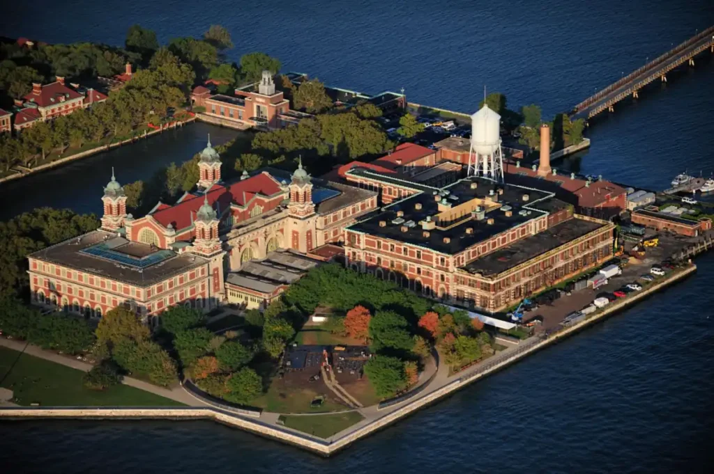 Ellis Island abriga o Museu da Imigração dos Estados Unidos e faz parte do passeio tradicional para visitar a Estátua da Liberdade.