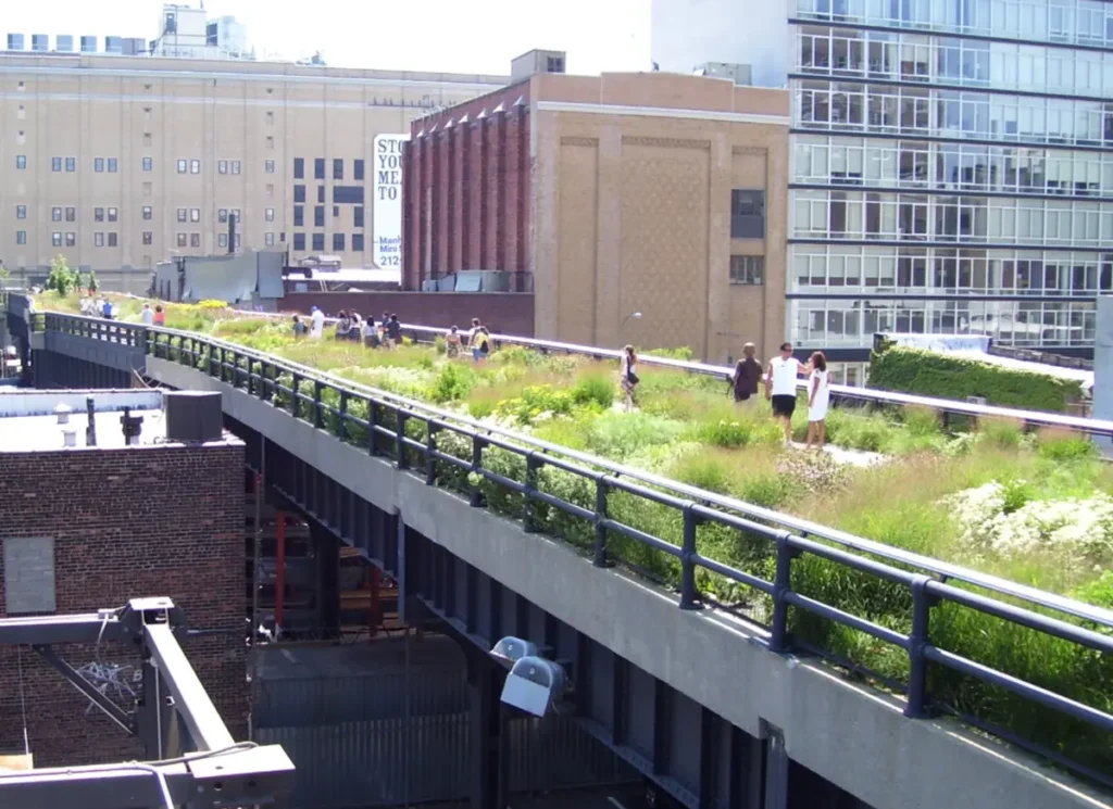 Caminhar pelo High Line é uma forma leve de explorar Nova York entre natureza e arquitetura