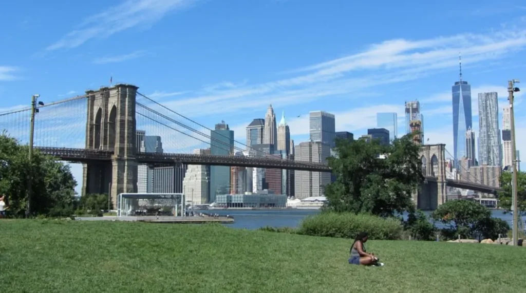 Brooklyn Bridge vista do parque com skyline de Manhattan ao fundo em dia ensolarado