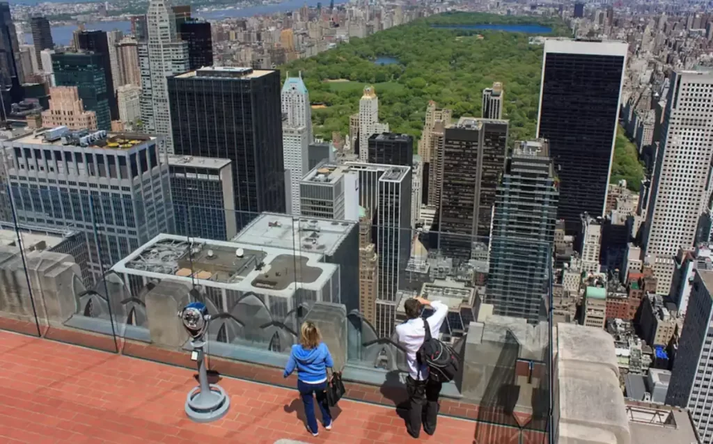 Vista impressionante do Central Park e dos arranha-céus de Manhattan a partir do Top of the Rock, um dos mirantes mais famosos do Rockefeller Center em Nova York.