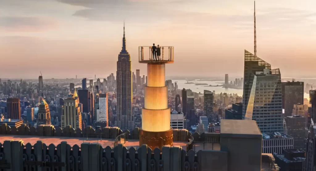 Mirante Top of the Rock no Rockefeller Center com vista para o Empire State Building e o skyline de Nova York iluminado pelo pôr do sol.