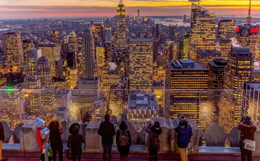 Vista noturna espetacular do skyline de Manhattan a partir do Top of the Rock no Rockefeller Center, um dos mirantes mais visitados de Nova York.