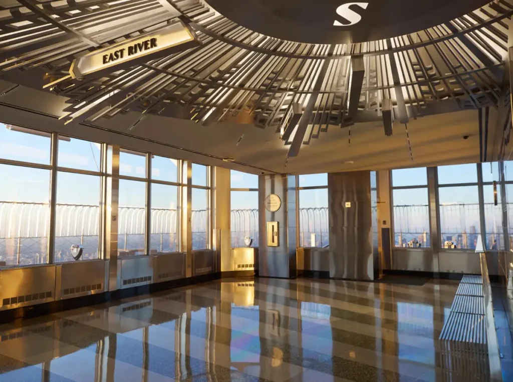 Área interna panorâmica do observatório fechado do 102º andar do Empire State Building.
