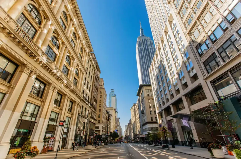 Vista do Empire State Building da Quinta Avenida em Manhattan.