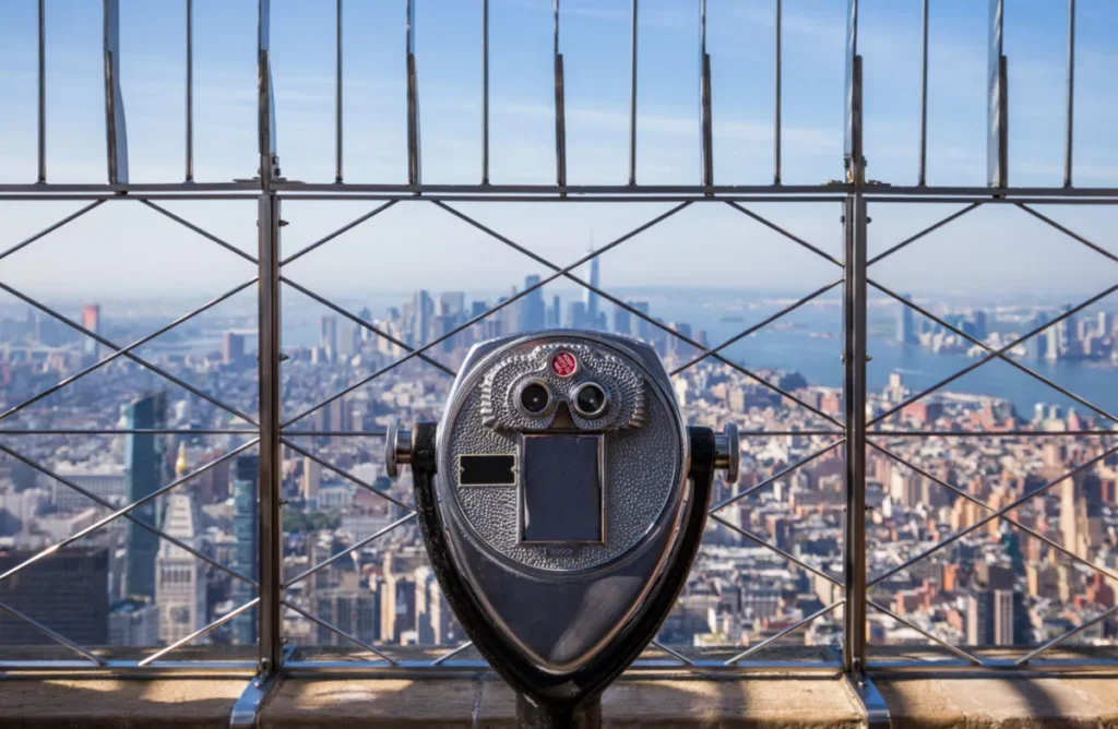 Binóculo do observatório do 86º andar com vista para Lower Manhattan.
