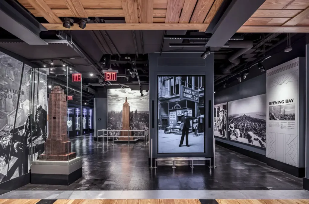Galeria histórica com maquetes e fotos da construção do Empire State Building.