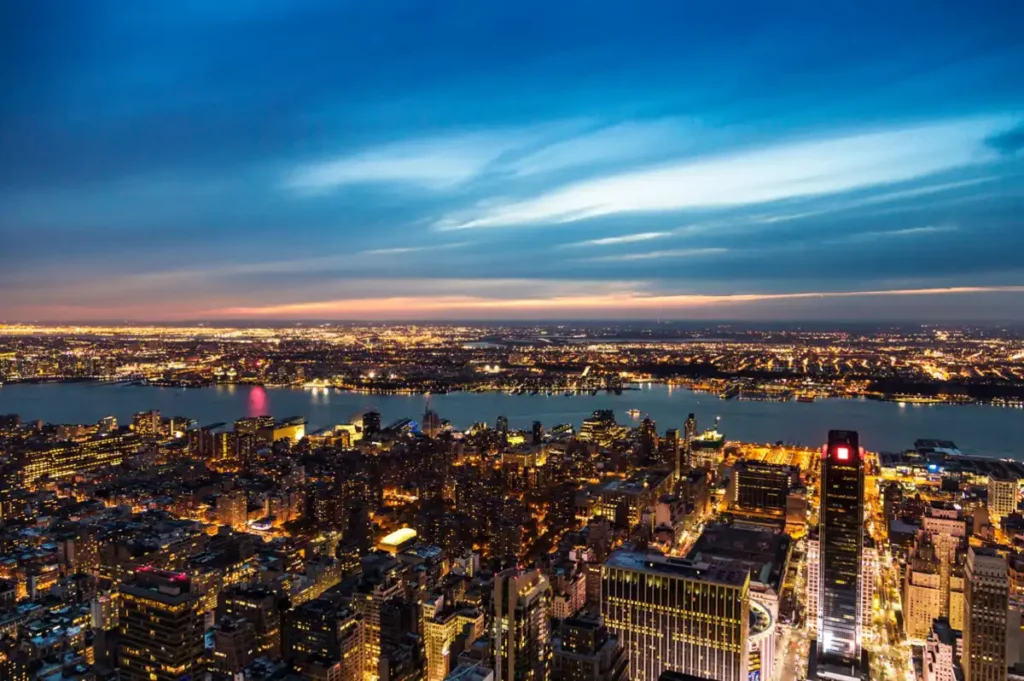 Paisagem noturna de Manhattan e do Rio Hudson vista do Empire State Building.